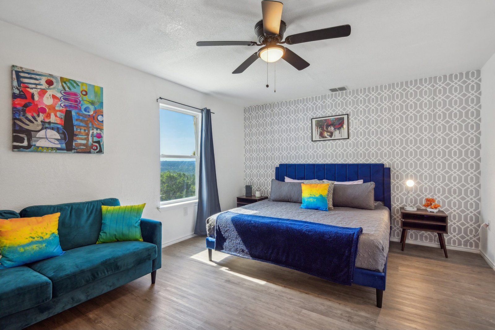 Bright and cozy bedroom with modern decor, offering a luxurious stay near Canyon Lake hotels