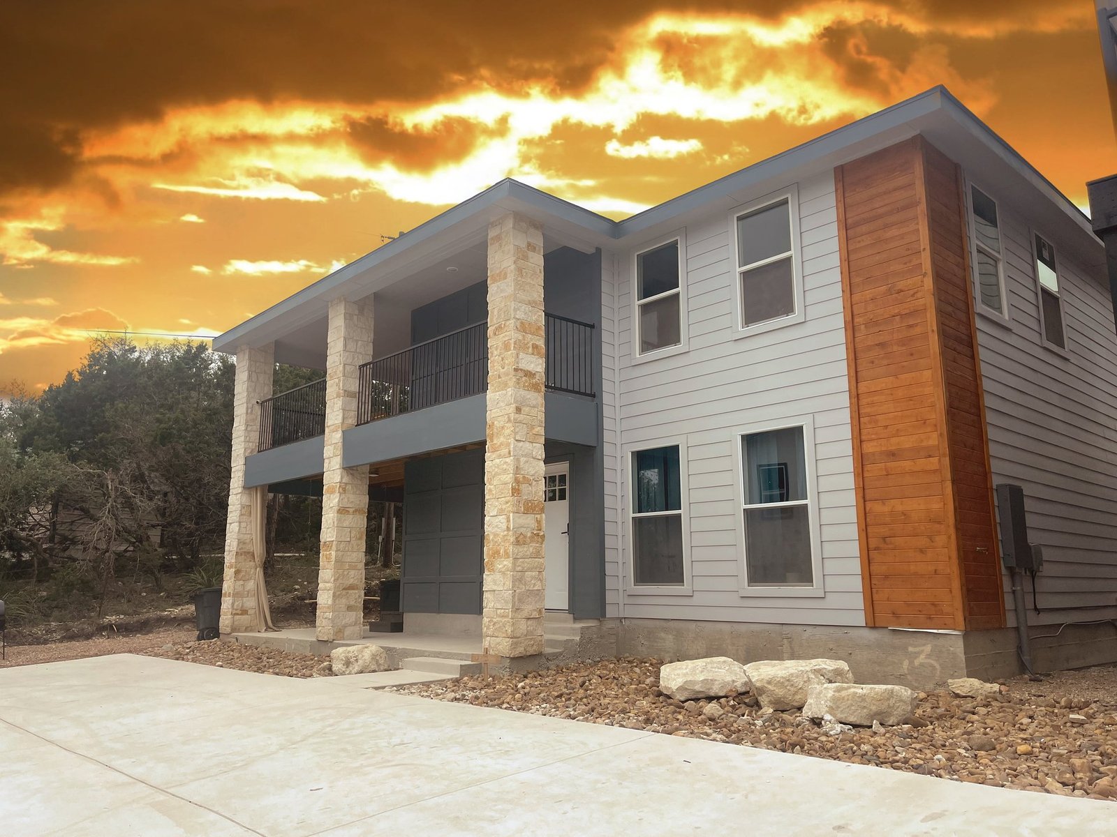 Spacious vacation rental with a modern design, perfect for hosting events and an excellent alternative to Canyon Lake hotels