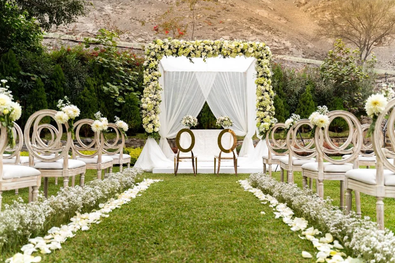 Elegant outdoor wedding setup surrounded by greenery, showcasing the versatility of Canyon Lake cabin rentals as an alternative to Canyon Lake hotels